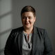 Zufriedene Kursteilnehmerin mit professionellem Hintergrund